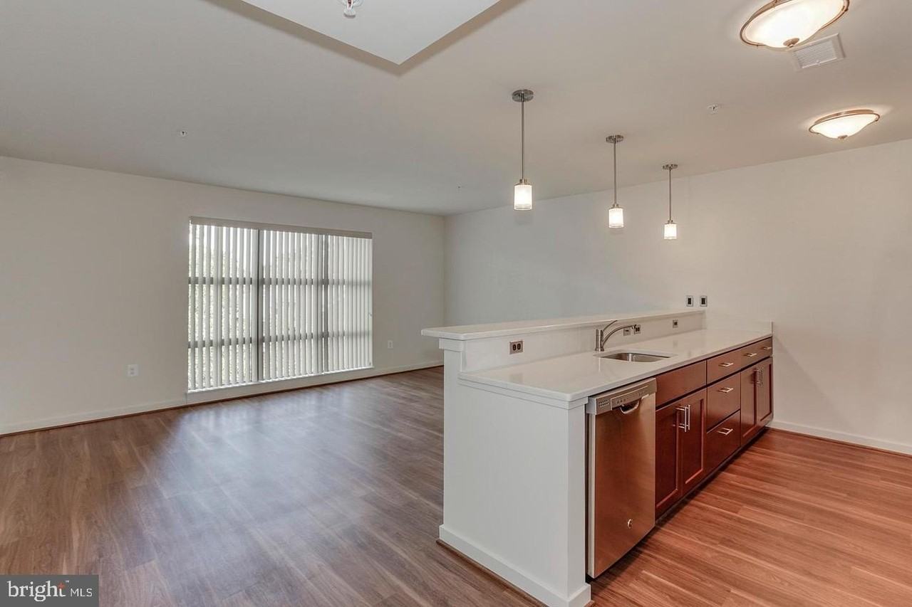 905 N Jackson St #403 - Photo 5 of 10