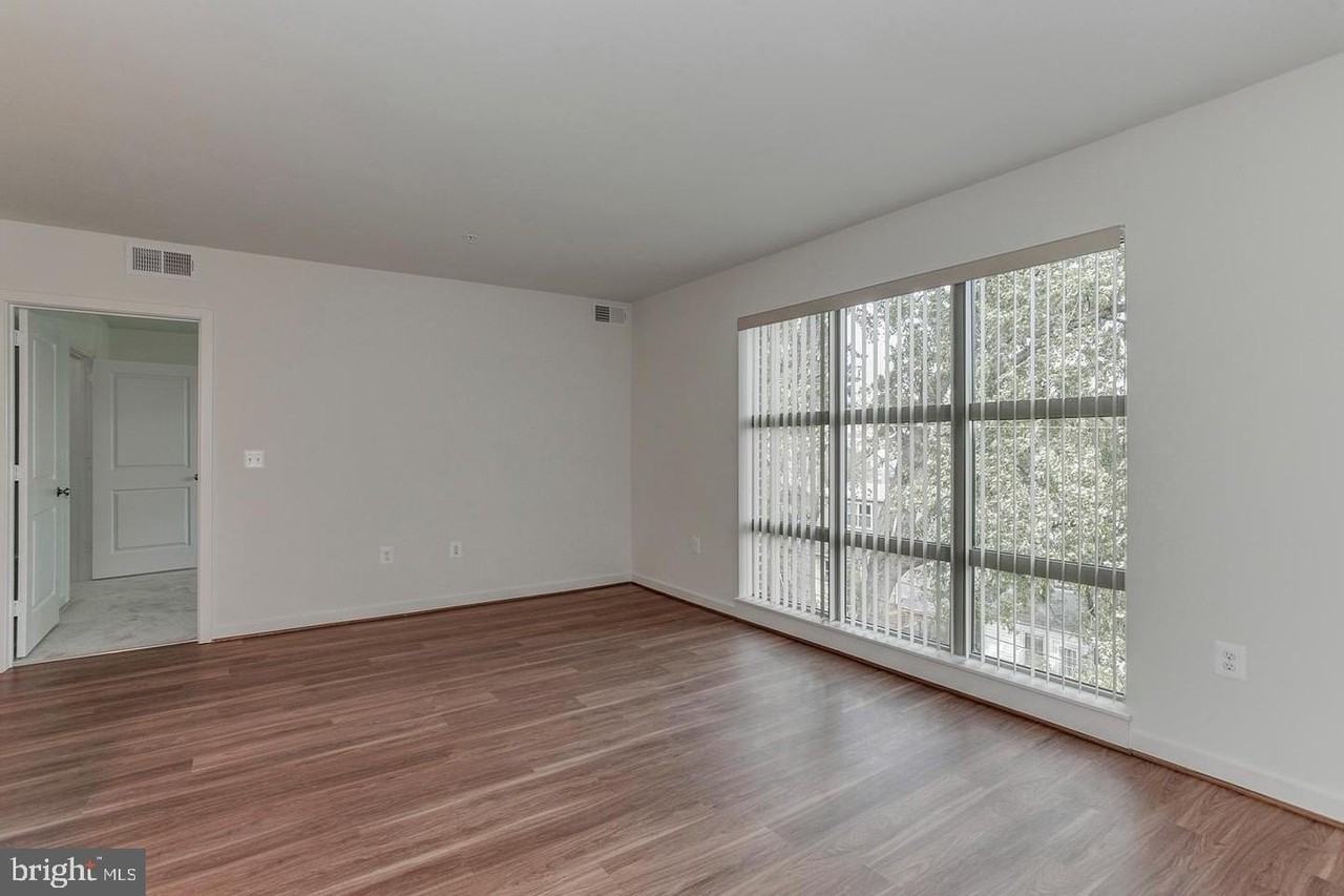 905 N Jackson St #403 - Photo 6 of 10