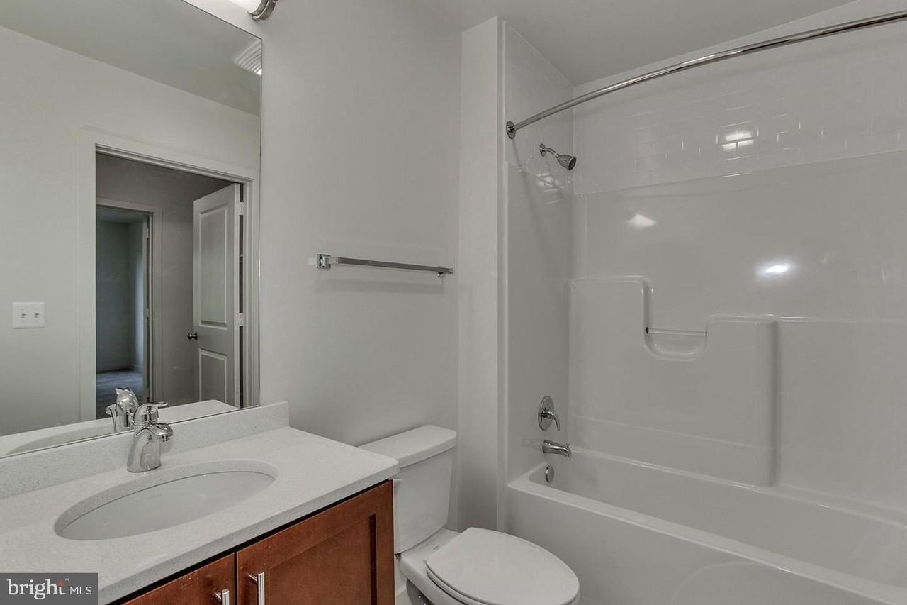 905 N Jackson St #403 - Photo 7 of 10