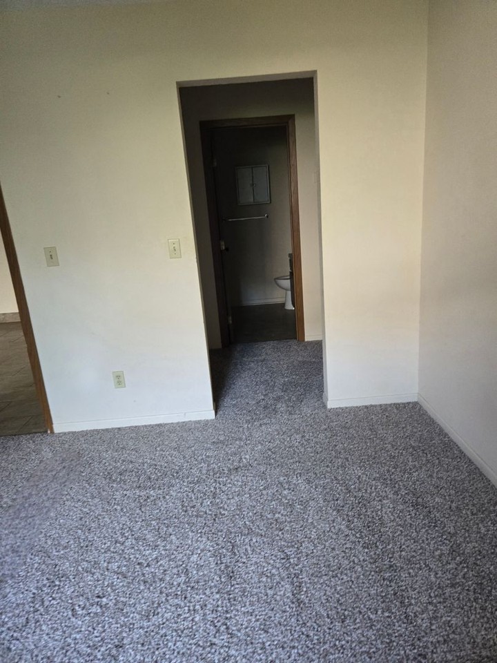 Evergreen Square Apartments - Photo 2 of 19