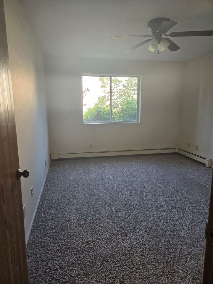 Evergreen Square Apartments - Photo 3 of 19