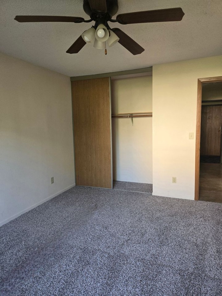 Evergreen Square Apartments - Photo 4 of 19