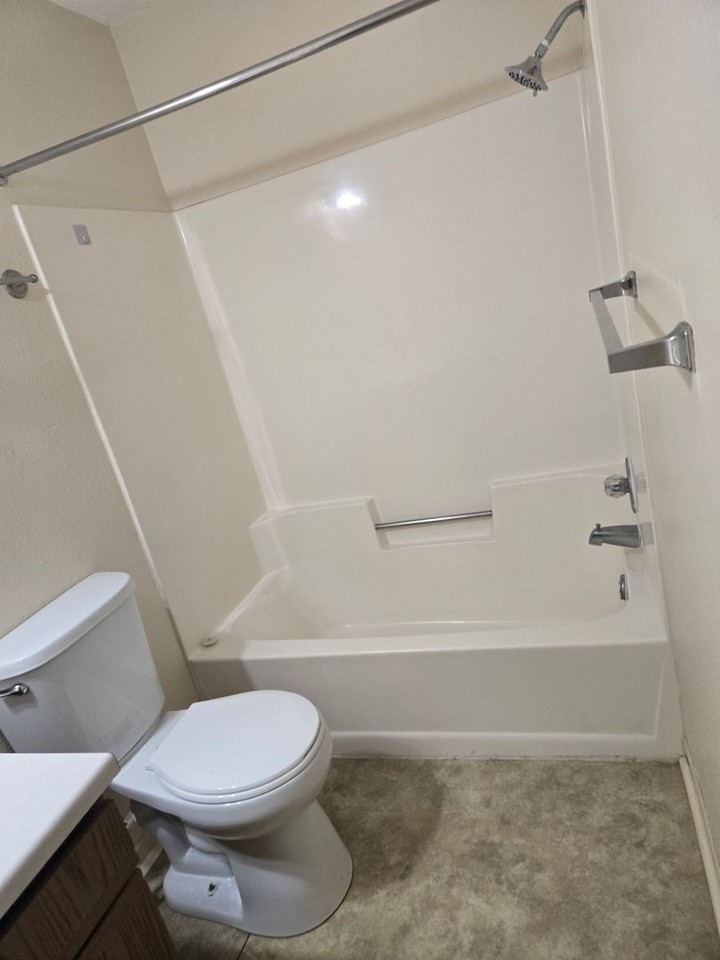Evergreen Square Apartments - Photo 6 of 19