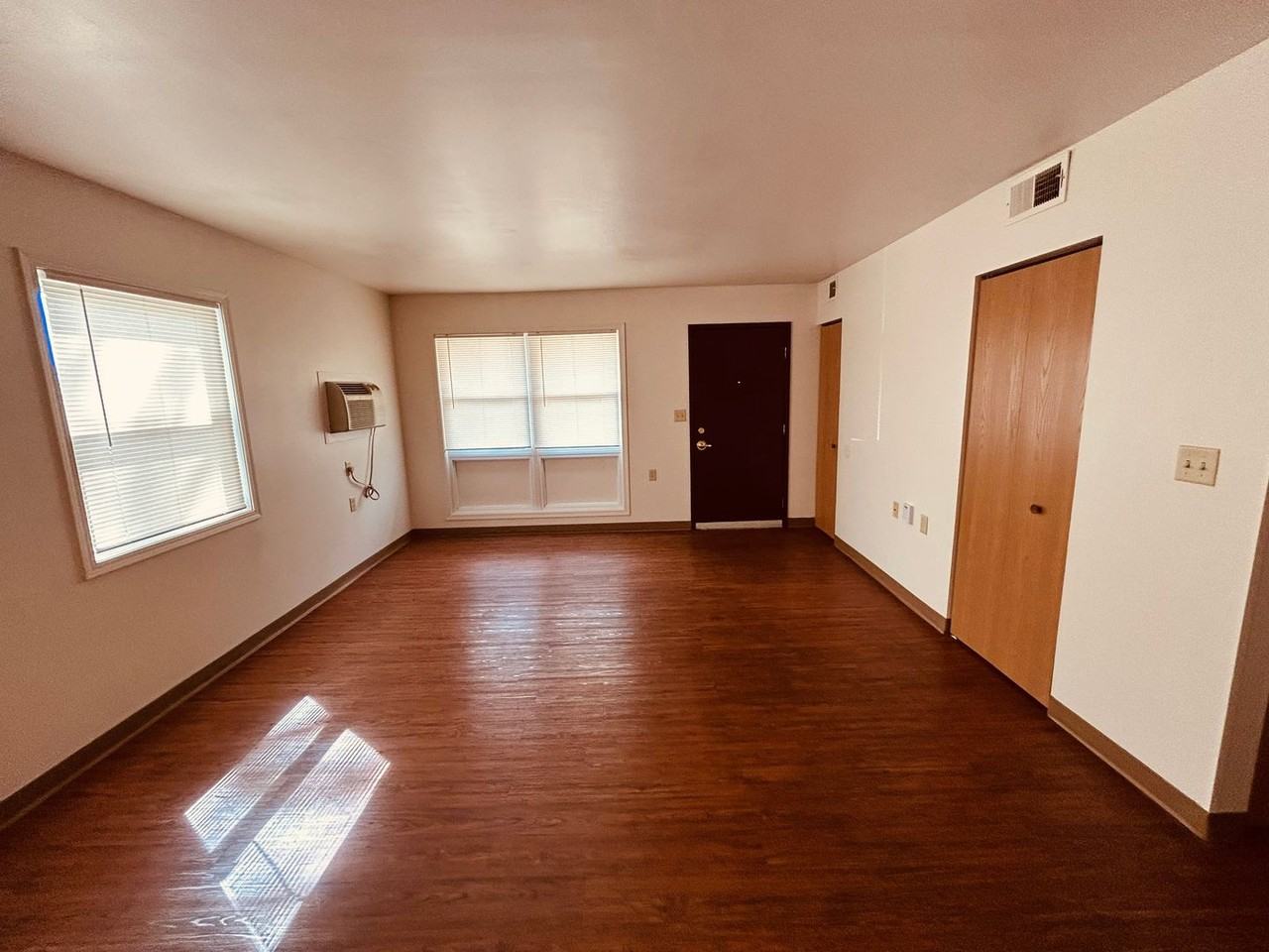 408 E Maple St - Photo 2 of 11