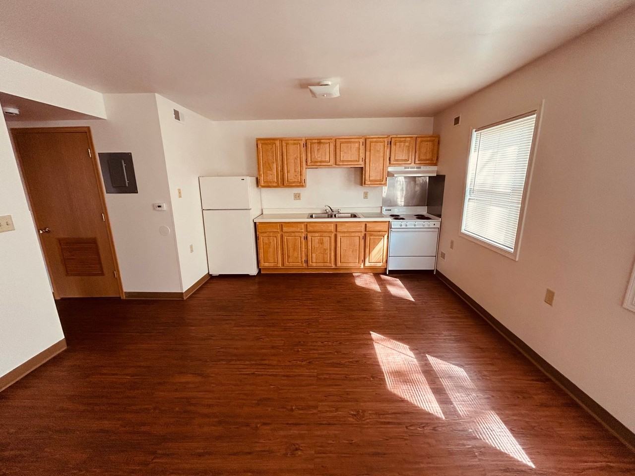 408 E Maple St - Photo 4 of 11