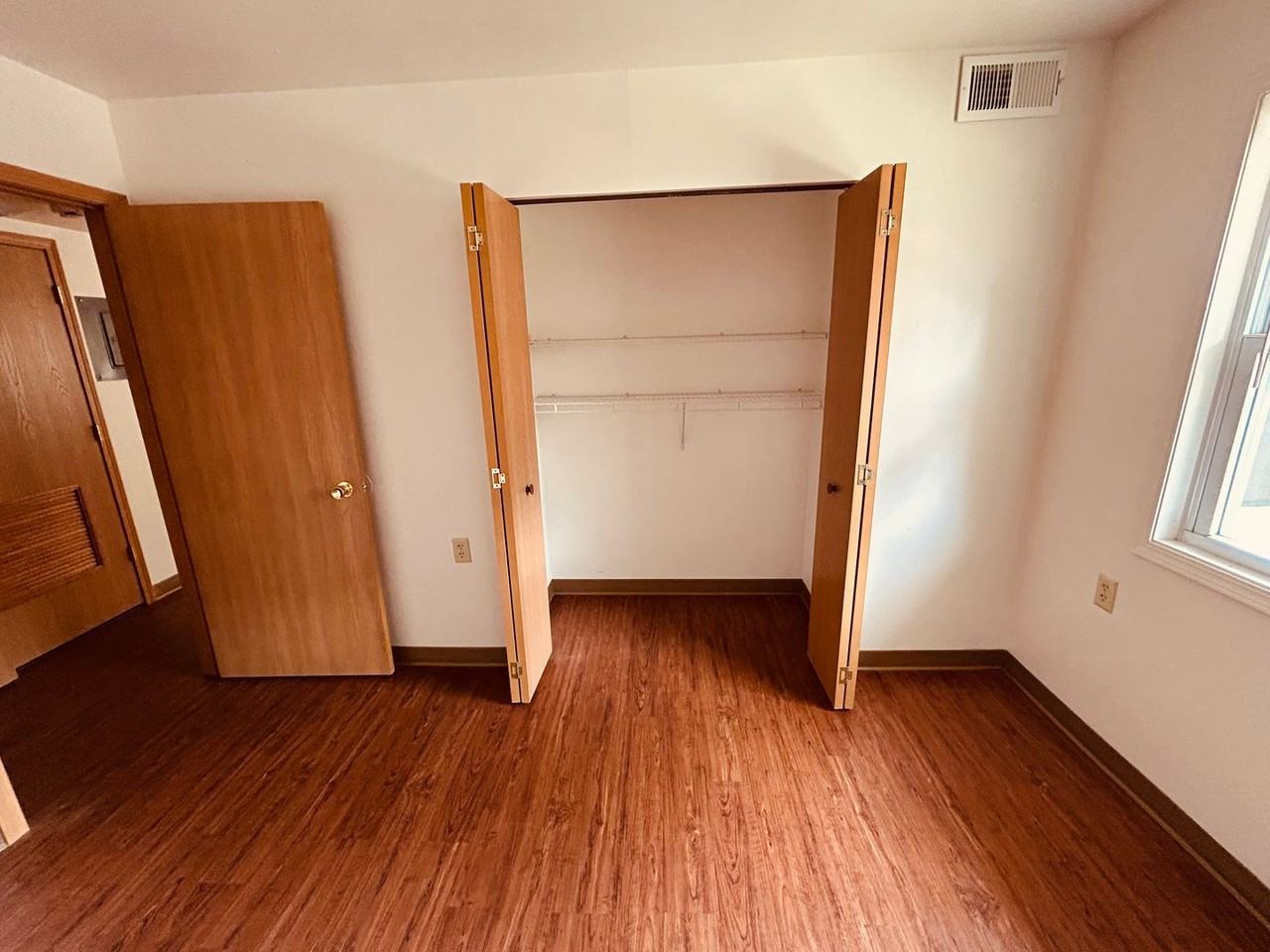 407 E Maple St - Photo 5 of 9
