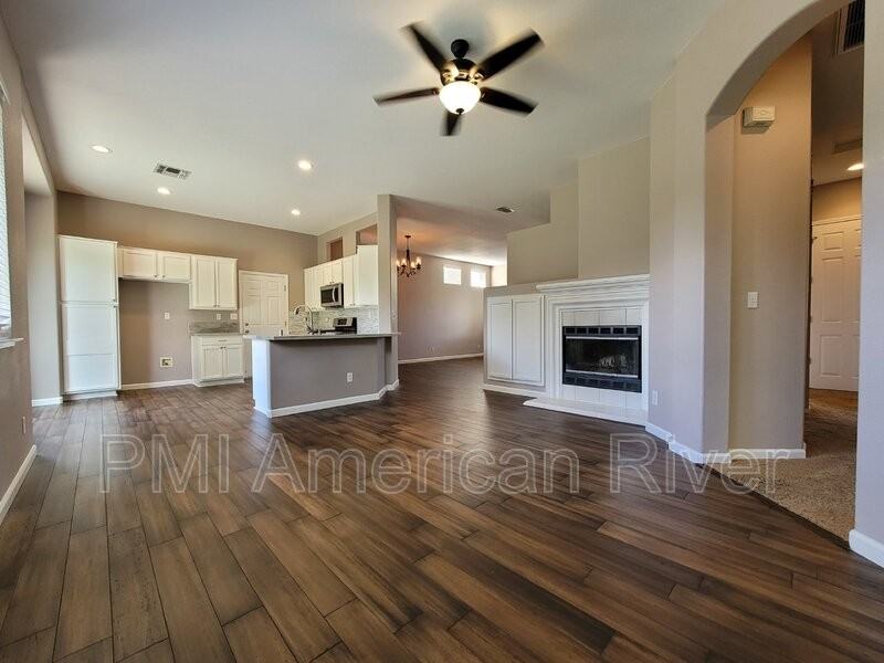 1105 Brookline Cir - Photo 3 of 14