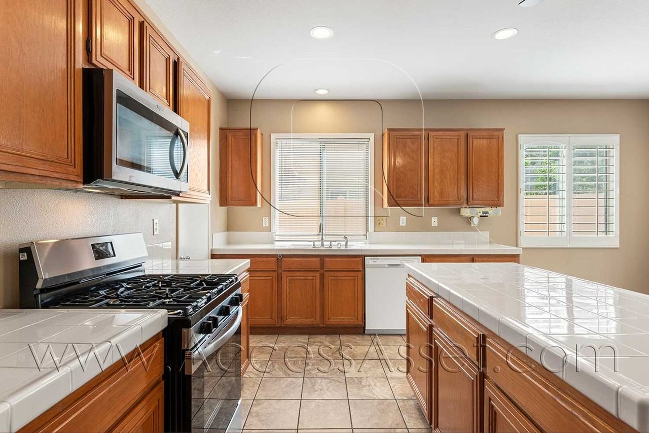 1358 Baldwin Dr - Photo 2 of 36