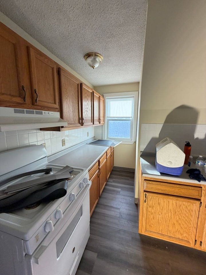 80 Robbins St - Photo 3 of 10