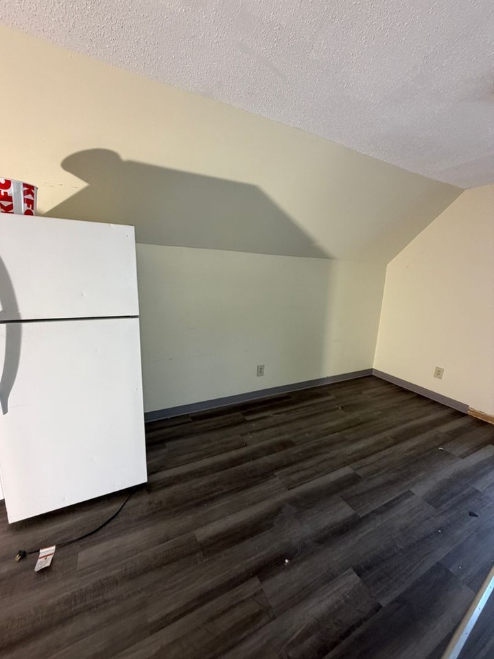 80 Robbins St - Photo 4 of 10