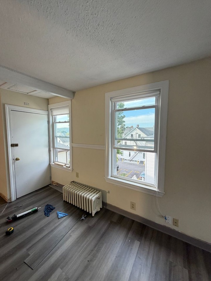 80 Robbins St - Photo 5 of 10