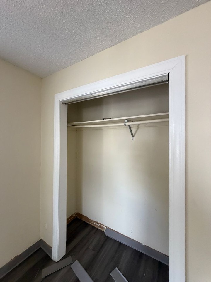 80 Robbins St - Photo 6 of 10