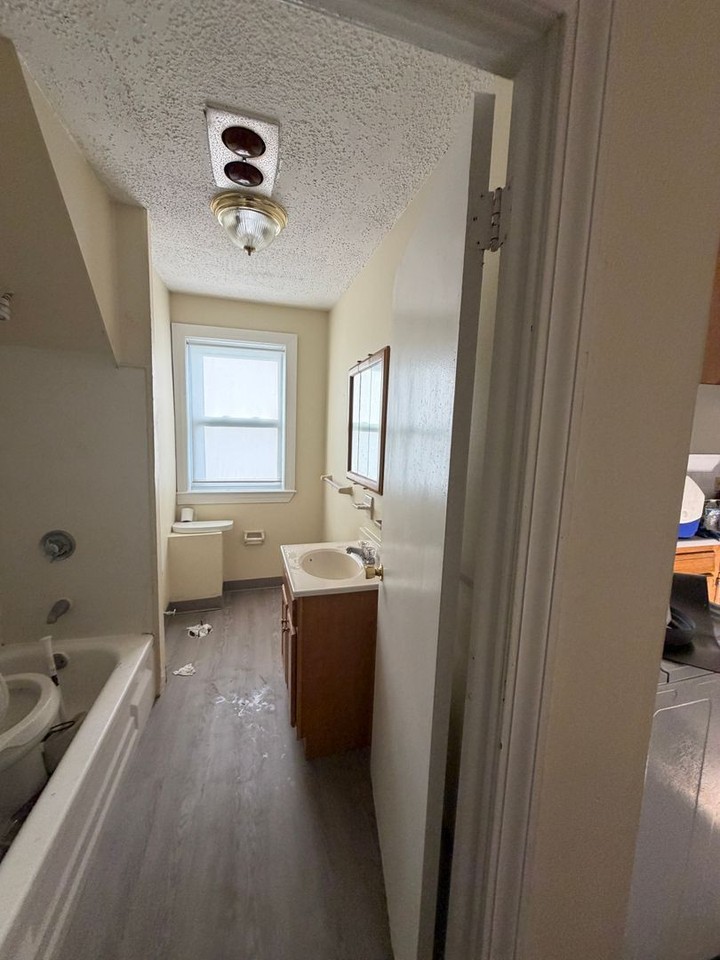 80 Robbins St - Photo 7 of 10
