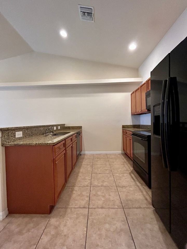 715 Se 7th St - Photo 3 of 11