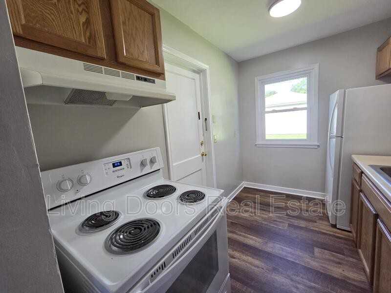 323 S 47th St - Photo 3 of 13