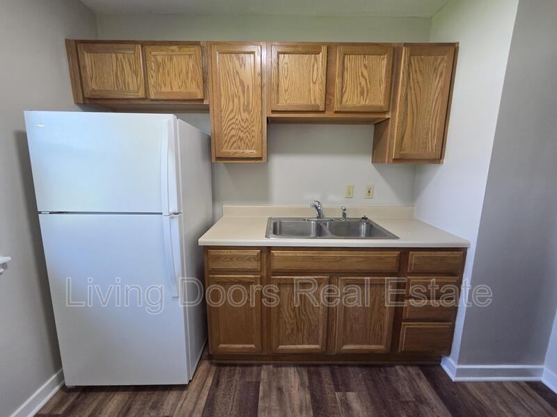 323 S 47th St - Photo 4 of 13