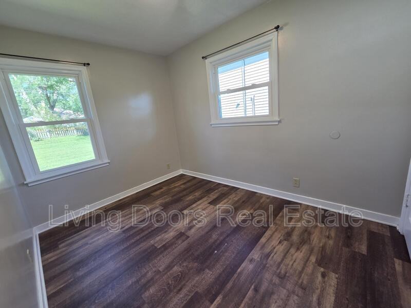 323 S 47th St - Photo 7 of 13