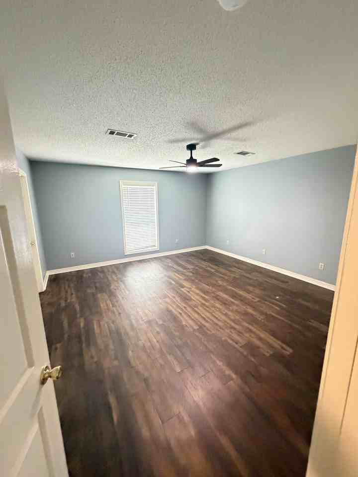 403 Crystal Dr - Photo 7 of 26