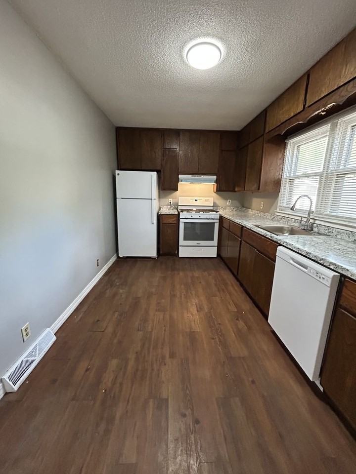 806 W Kansas St - Photo 4 of 13