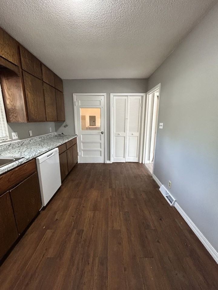 806 W Kansas St - Photo 5 of 13