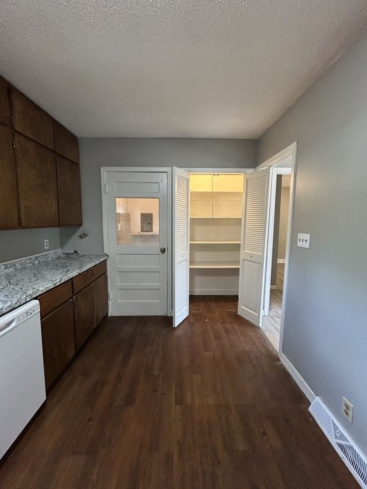 806 W Kansas St - Photo 6 of 13