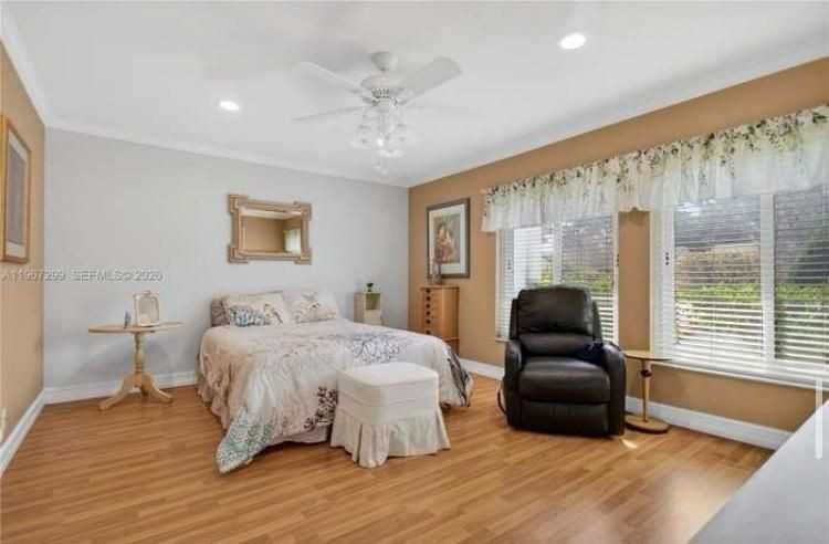 10681 Greenbriar Ct - Photo 3 of 10