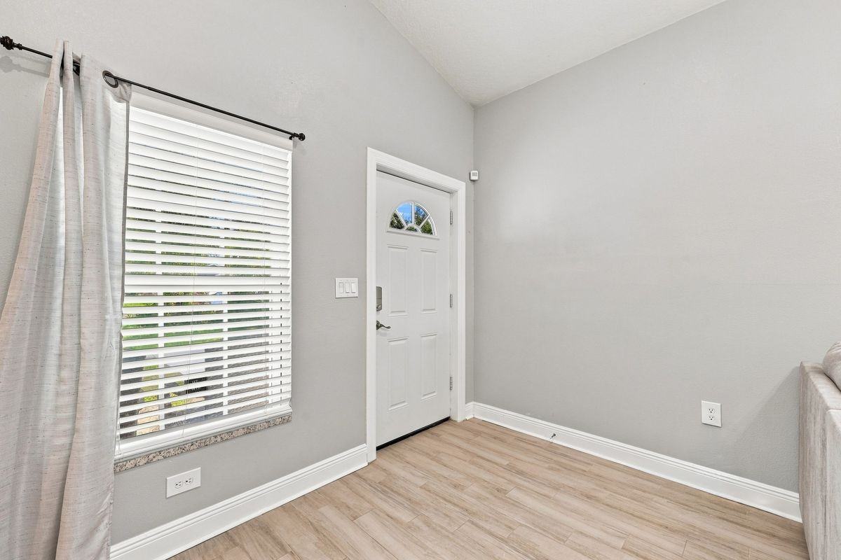 1325 36th St - Photo 3 of 13