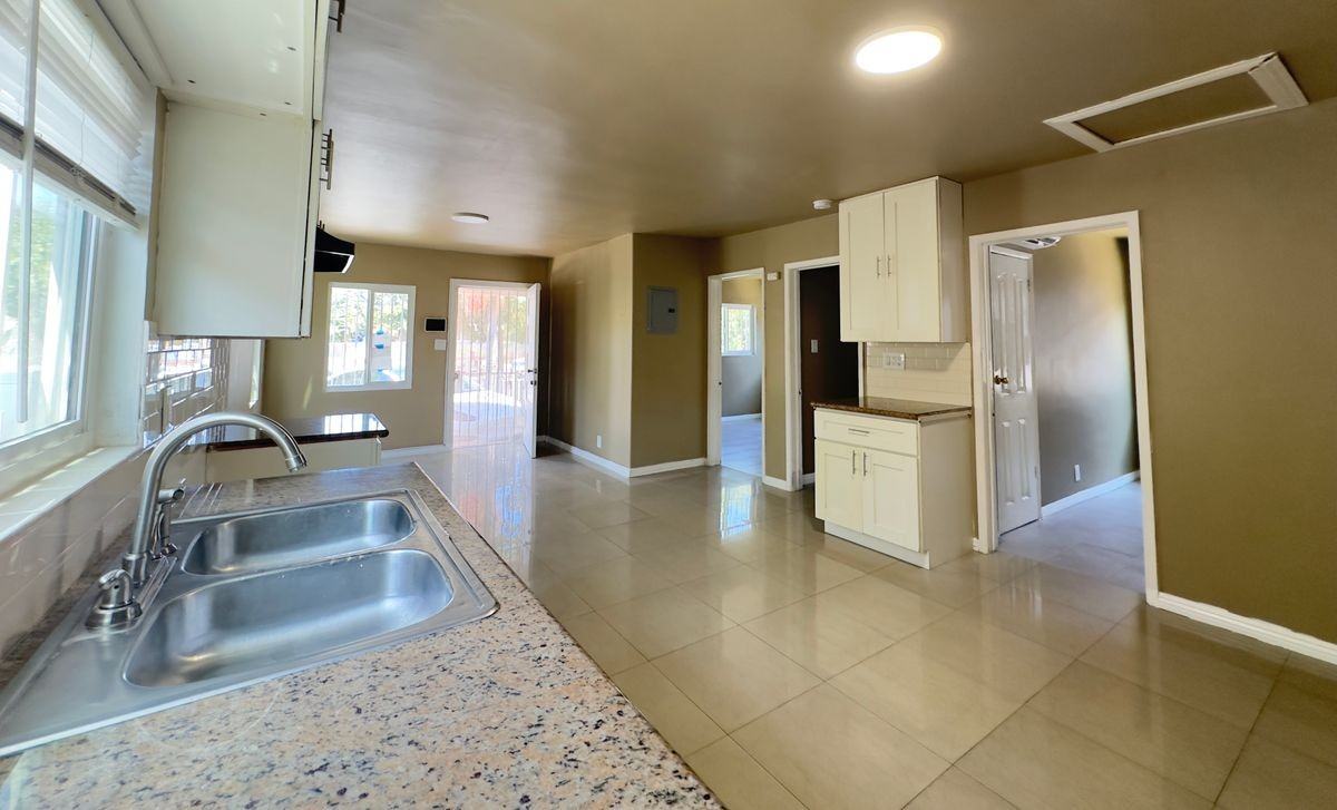 802 E 111th Dr - Photo 3 of 7
