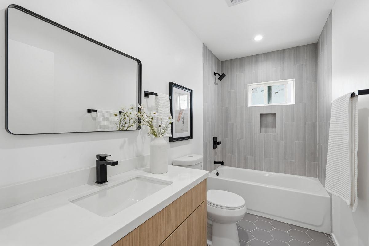 1430 S Cloverdale Ave ##1/2 - Photo 5 of 26
