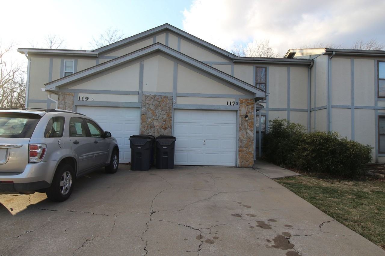 117 S Saxony Dr - Photo 2 of 13
