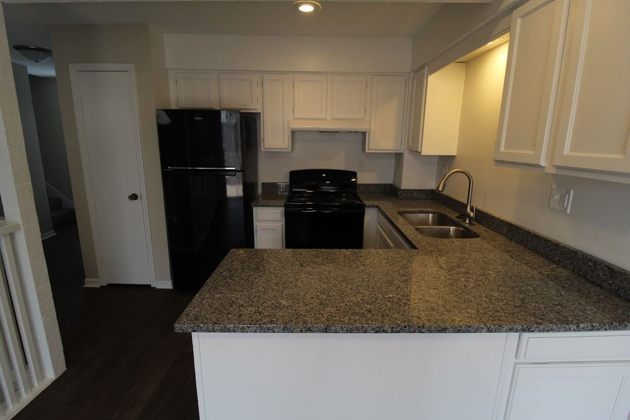 117 S Saxony Dr - Photo 3 of 13