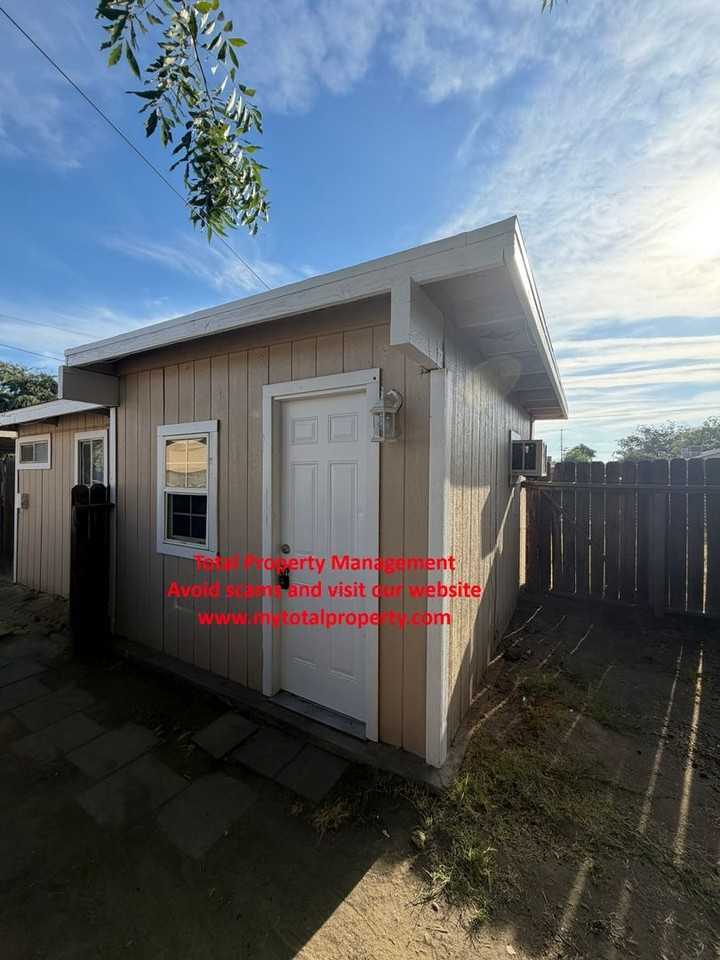 561 N G St #B - Photo 2 of 6