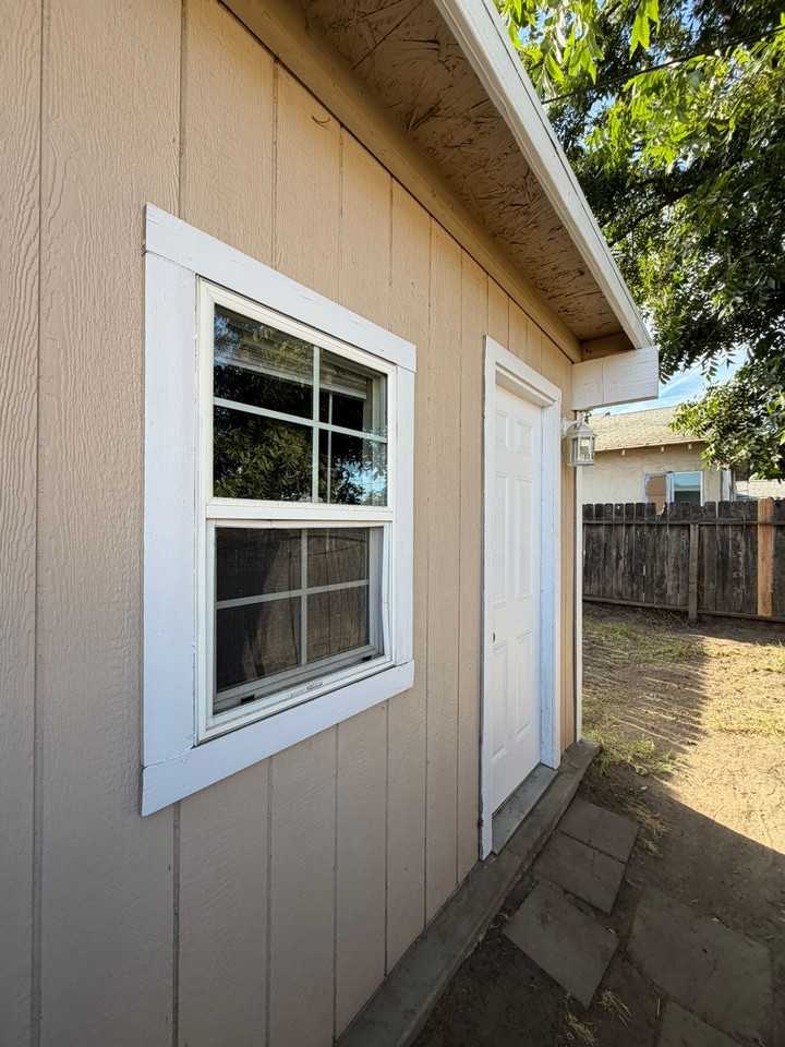 561 N G St #B - Photo 3 of 6