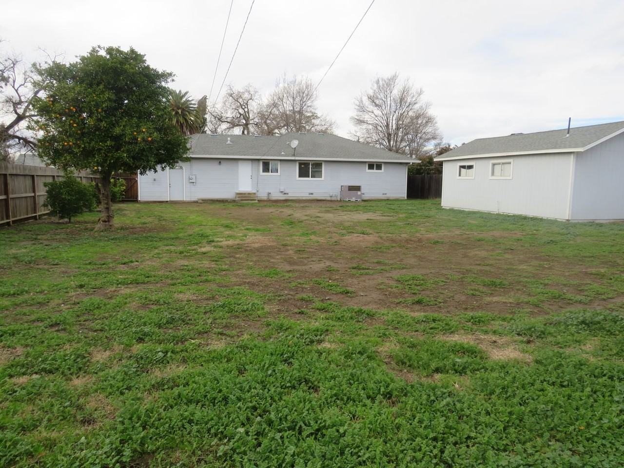 644 S Shasta St - Photo 3 of 12