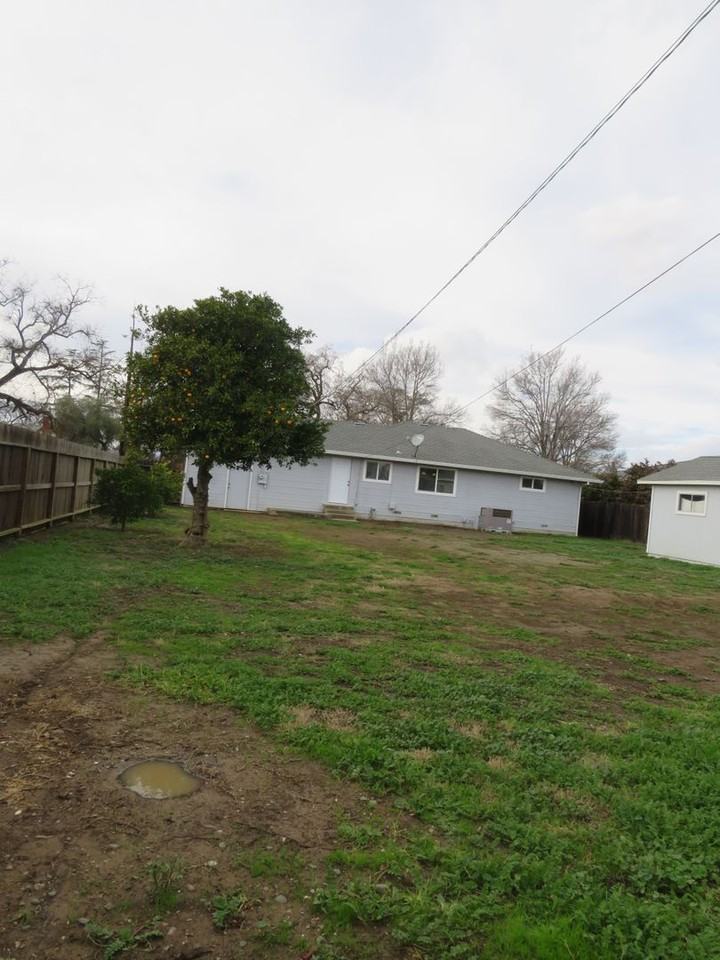 644 S Shasta St - Photo 4 of 12