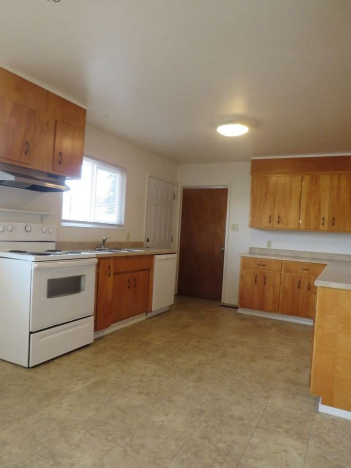 644 S Shasta St - Photo 6 of 12