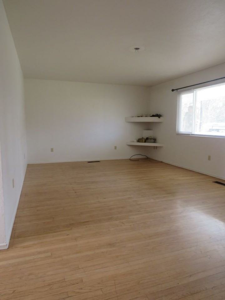 644 S Shasta St - Photo 7 of 12