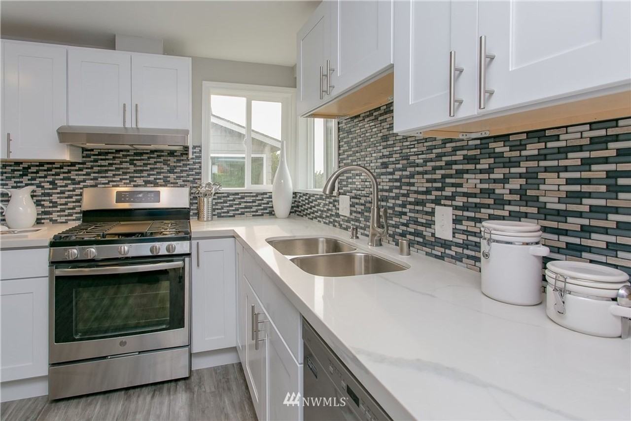 4722 47th Ave Sw - Photo 3 of 27
