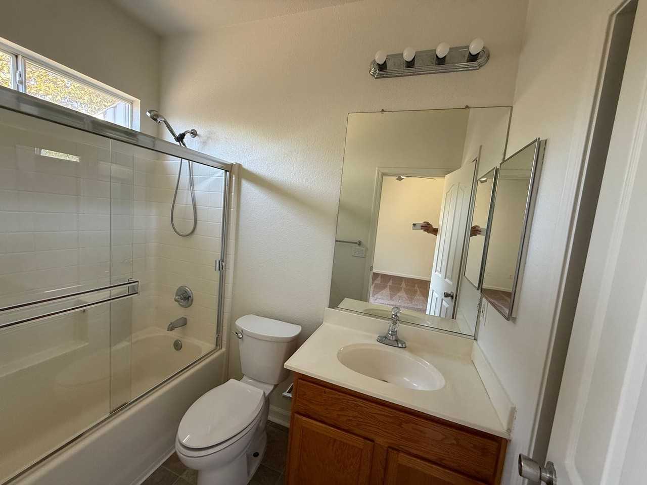 3193 Saginaw St - Photo 5 of 10