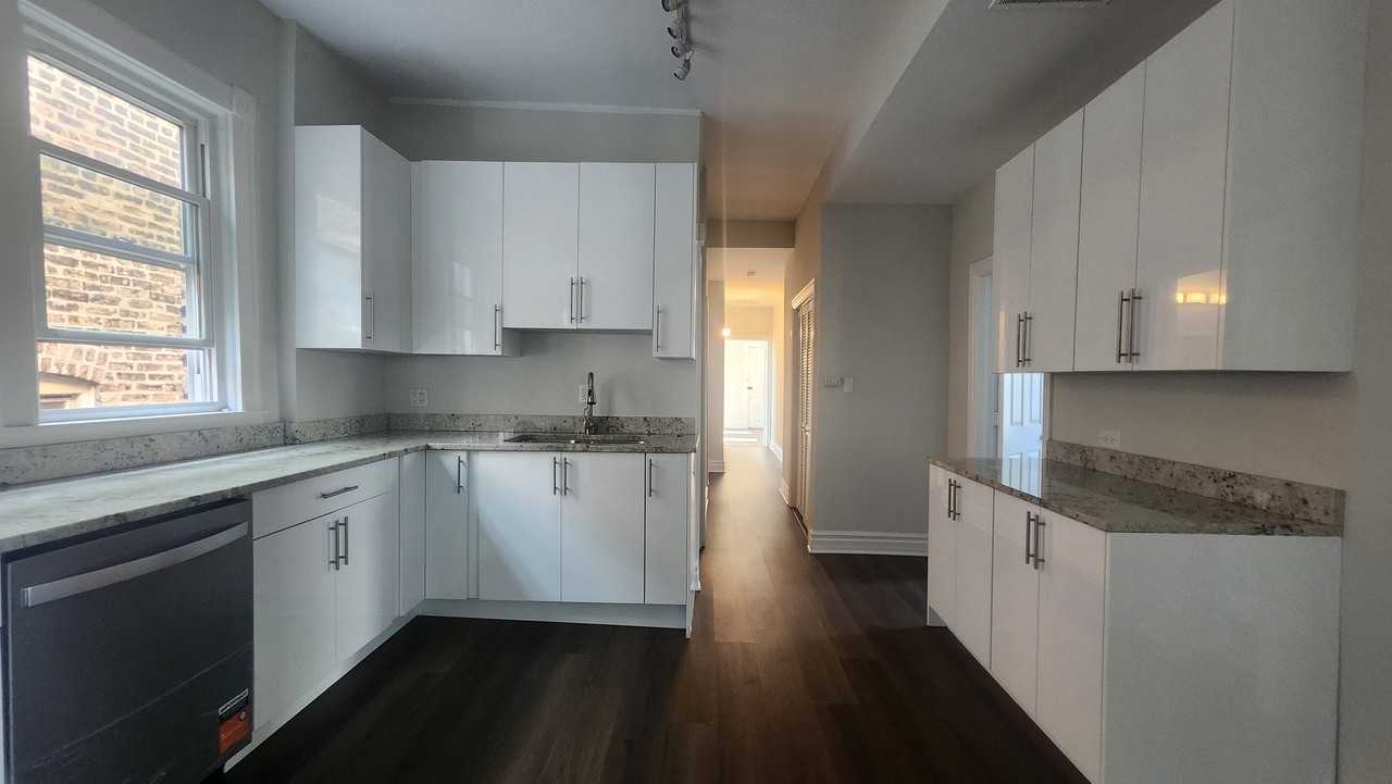 2330 W Erie St #2F - Photo 2 of 23