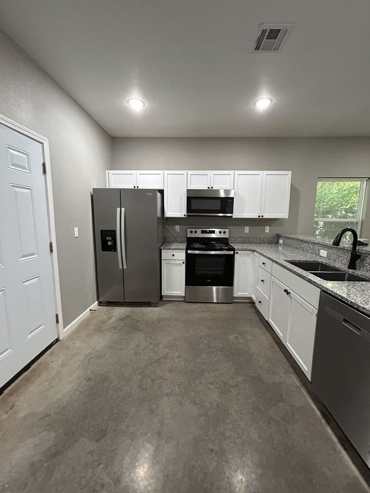 308 W Forest St - Photo 4 of 14
