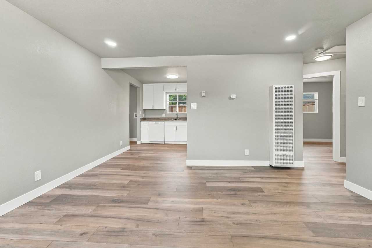 811 Blossom Way - Photo 4 of 32