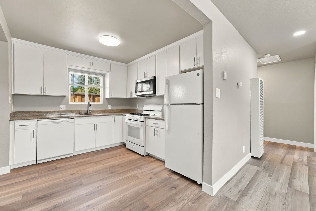 811 Blossom Way - Photo 5 of 32