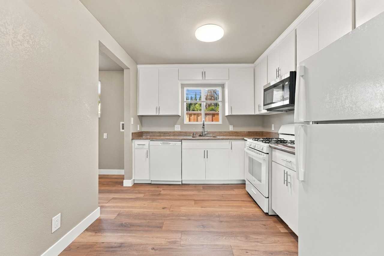811 Blossom Way - Photo 6 of 32