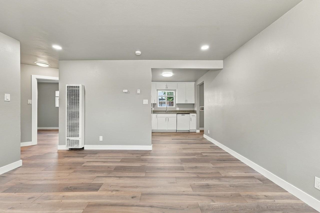 813 Blossom Way - Photo 4 of 30