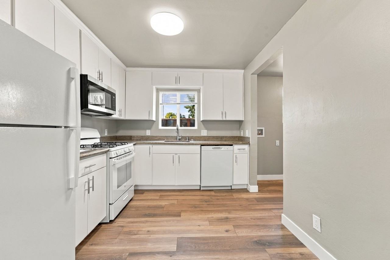 813 Blossom Way - Photo 5 of 30