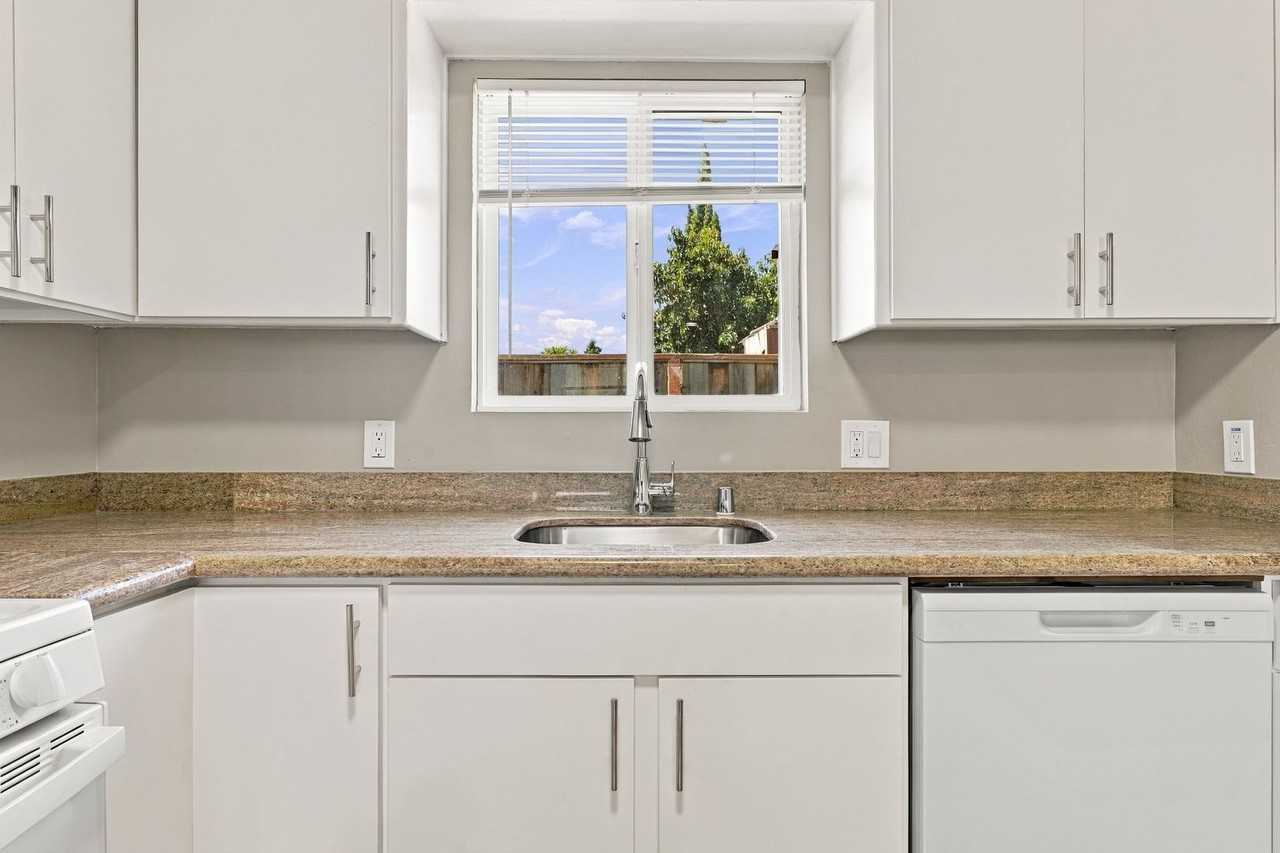 813 Blossom Way - Photo 7 of 30