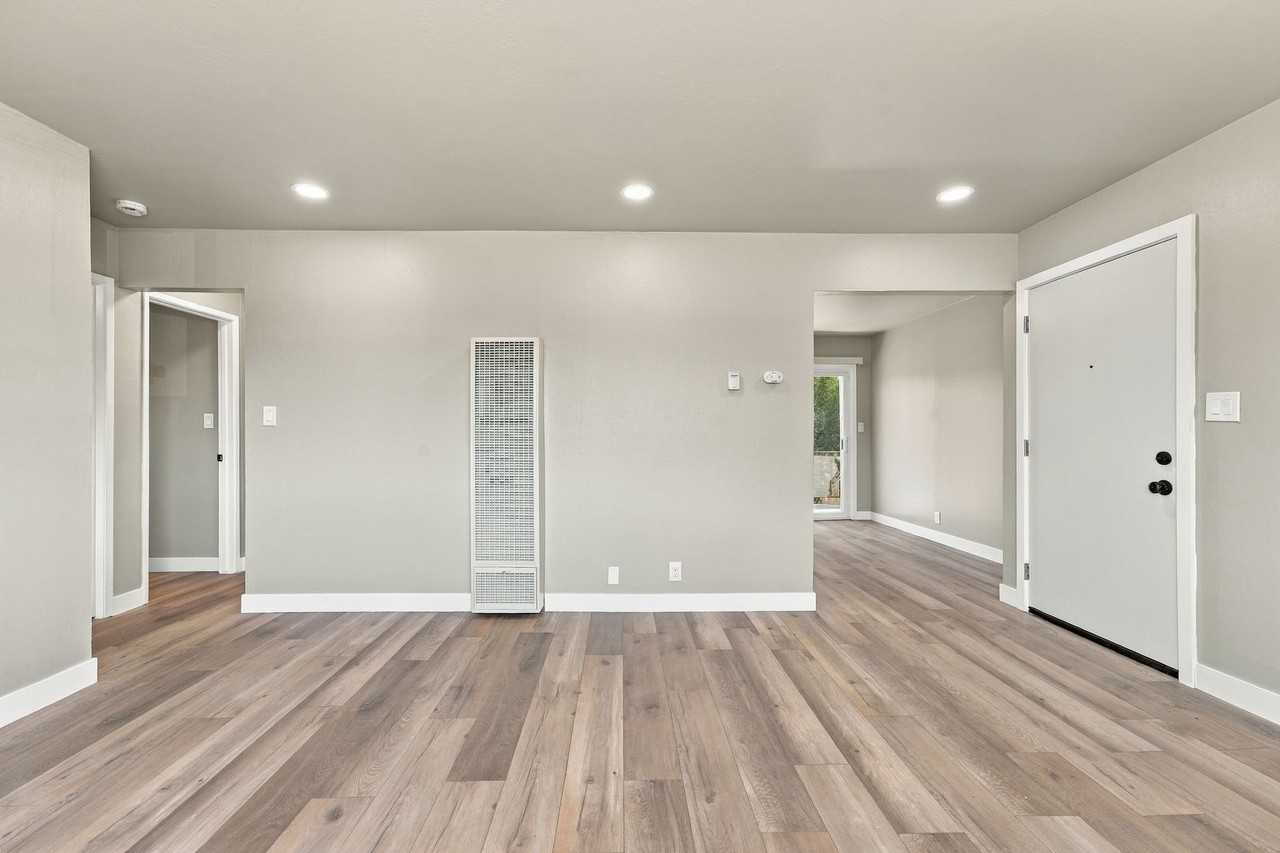 821 Blossom Way - Photo 4 of 27