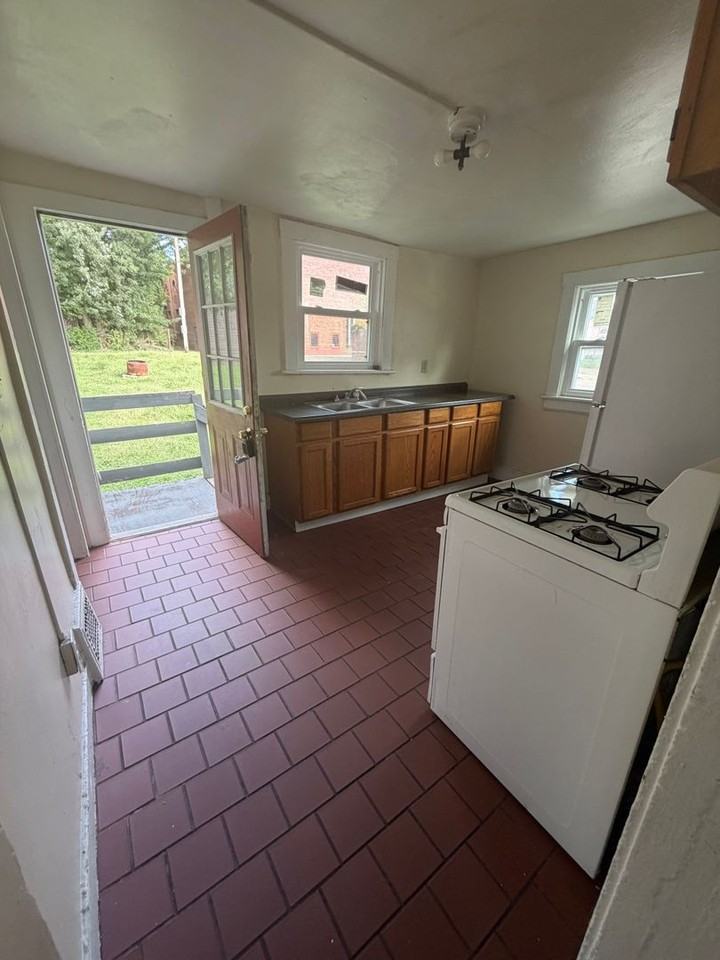 235 Westwood Ave - Photo 6 of 9