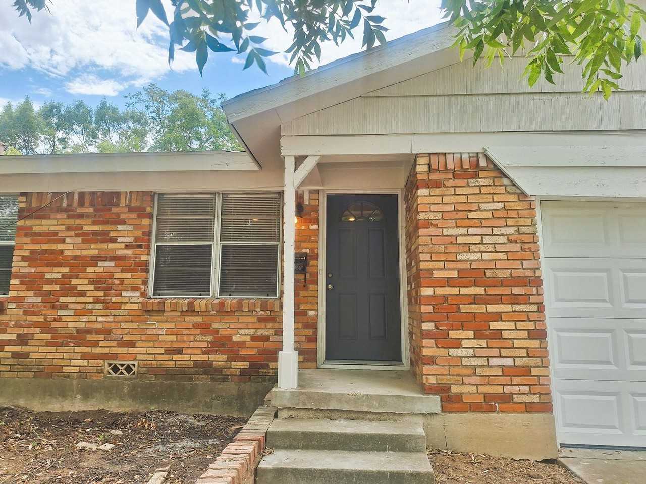 7204 Karen Dr - Photo 3 of 38